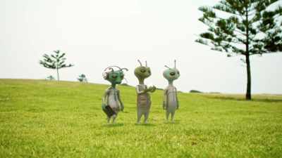 - [dazzled babbling]
- [contented sighing] - Alien TV