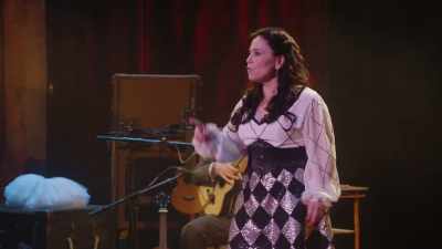 De asemenea, nu ating
ecranele tactile din McDonald's, - Alex Borstein: Corsets & Clown Suits