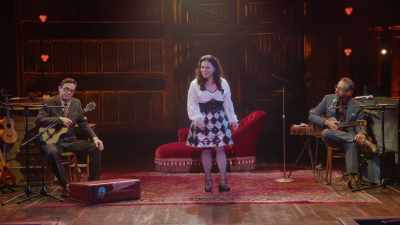 De ce? De ce bărbații primesc un „e”,
iar noi primim doi? - Alex Borstein: Corsets & Clown Suits