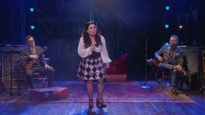 „De ce ești atât de moale?
De ce ești atât de lentă? - Alex Borstein: Corsets & Clown Suits