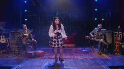 „De ce mănânci
atât de multe bomboane? Te iubesc! ” - Alex Borstein: Corsets & Clown Suits