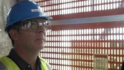 De kommer op i en elevator
til toppen af tårnet- - Space Titans: Musk, Bezos, Branson