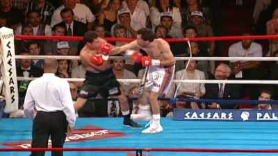 - De La Hoya making
himself an elusive target. - The Golden Boy
