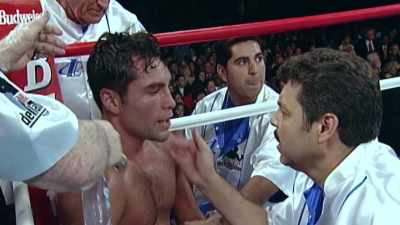 De La Hoya winning
the fight so far. - The Golden Boy