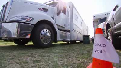 [Dean] You get up front, I'll get
in back. Is it already unstrapped? - Street Outlaws No Prep Kings Team Attack