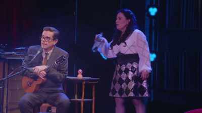 Deci, înconjurase orașul Granada
cu armata ei - Alex Borstein: Corsets & Clown Suits