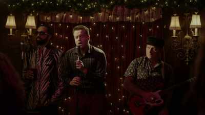 ♪ Deck halls with
boughs of holly ♪ - Christmas on Mistletoe Lake