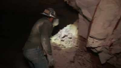 Deeper into the mine,
Dan is in a highly dangerous section. - Outback Opal Hunters