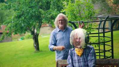 Deerscarer stands up, - James May and the Dull Men