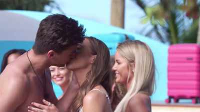 >> DEFINITELY WEIRD TO WATCH. - Love Island
