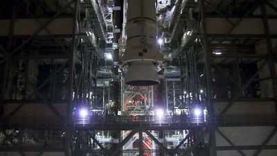 Delene samles lodret lige nu. - Space Titans: Musk, Bezos, Branson