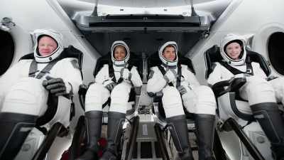 Den finansieres af Jared Isaacman. - Space Titans: Musk, Bezos, Branson