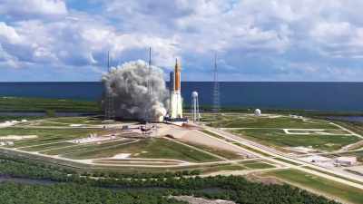 Den kaldes
Space Launch System eller SLS. - Space Titans: Musk, Bezos, Branson