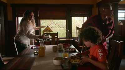 Denny, help me clear
the table, please, now.
Yeah. - 9-1-1