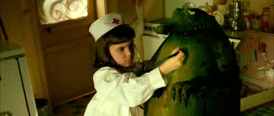 Deprived of playmates, tossed aboutbetween a neurotic and an iceberg, Amélie retreats into her imagination. In this world, LPs are made like pancakes. The neighbour's comatose wife has chosen to get all her life's sleepin one go. After this, I can stay - Amélie