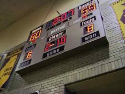 Derrick Zinneman's layup
pushes Marshall to a one-point lead. - Hoop Dreams