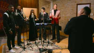 - Desculpa. Quem és?
- Deves estar enganado… - Pentatonix: Around the World for the Holidays