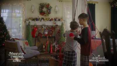 - Desde quando?
- Desde que já não gostam de morangos. - Christmas for Keeps