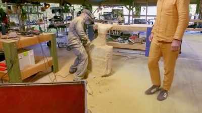 Despite his sculpture being
quite small, Joe's behind. - Handmade: Britain's Best Woodworker