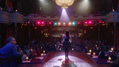 Despre sânge și vomă - Alex Borstein: Corsets & Clown Suits