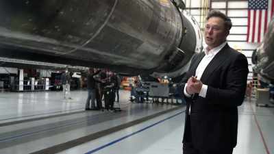 Det største flyvende
objekt nogensinde. - Space Titans: Musk, Bezos, Branson