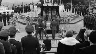 Detail, prepare casket. - The Loved One