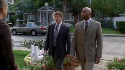 DETECTIVES. EVERYTHING OKAY? - Desperate Housewives
