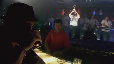 ♪ Dicen por ahí ♪ - Dexter