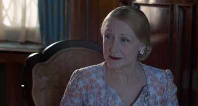 - Did she ask you to come see me?
- Certainly not. - The Bookshop