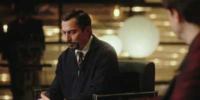 - Did you feel claustrophobic?
- Quite the contrary. - Staring at Strangers