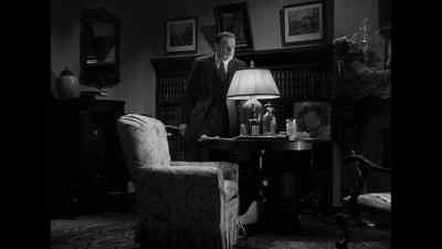 Did you hear me?
Sit down. - The Invisible Man