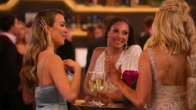 - Did you invite clients?
- I did, and I brought two friends. - Selling The OC