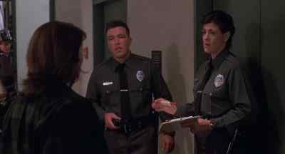 Did you see a brunette?
Did she come by here? - The Net