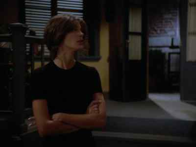 - Did you see anybody?
- Whoever brought that cake is long gone. - Lois & Clark: The New Adventures of Superman