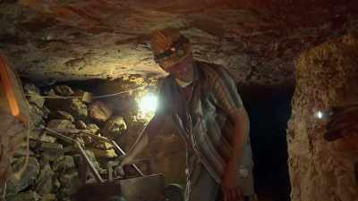 Dig it up there, OK?
Righto. - Outback Opal Hunters