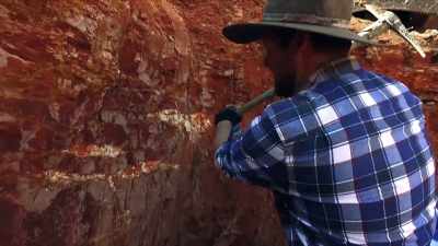 Digging out shards
with simple hand tools, - Outback Opal Hunters