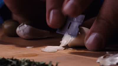 IN PRISON DINNER WAS ALWAYS A BIG THINGWE HAD A PASTA COURSE AND THEN WE HAD MEAT OR FISHPAULIE DID THE PREP WORKHE WAS DOING A YEAR FOR CONTEMPTAND HE HAD THIS WONDERFUL SYSTEM FOR DOING THE GARLICHE USED A RAZOR AND HE USED TO SLICE IT SO THINTHAT IT - Goodfellas