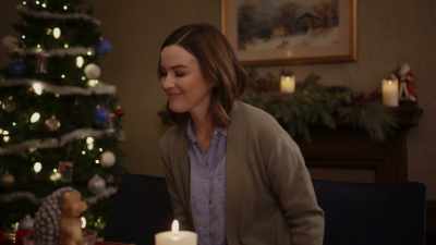 - Dinner's ready, ladies. - Inn Love by Christmas