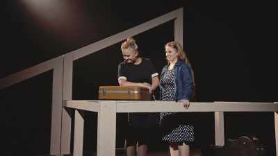 Diré que llevas una luz horrible. [reír] - The Confession Musical