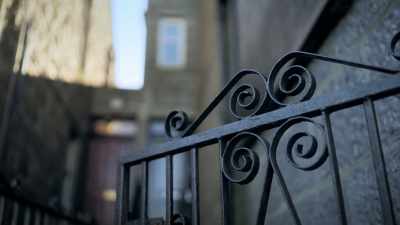 Discreet, off the main street. - Ross Kemp: Mafia and Britain