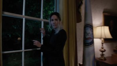 [disembodied voices whispering] - Van Helsing