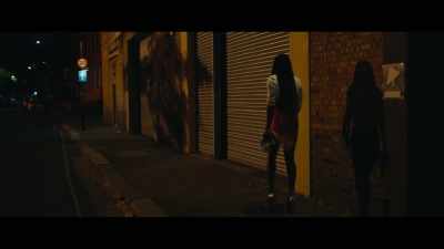 [distant braking of
underground train] - Femme