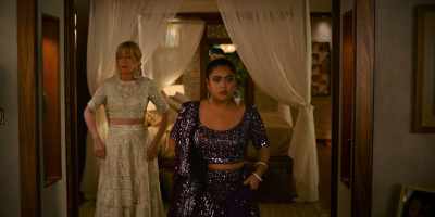 [distorted voice] We have the Maharajah. - Murder Mystery 2