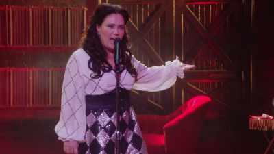 Dl Eric Mills plesnește basul, lume! - Alex Borstein: Corsets & Clown Suits