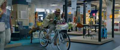 Do all your friends give you jewelry? - The Extraordinary Journey of the Fakir
