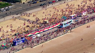Do ar, a bandeira
com 50 m de comprimento, - Pride From Above