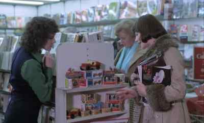 - Do you have anything German? - Alem n? - The Romantic Englishwoman