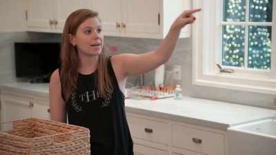 -Do you have scissors?
-And we bring baking next to the cookies. - Get Organized with The Home Edit