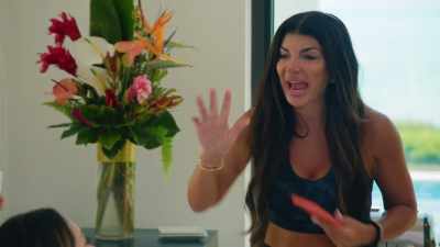 - Do you have your toys here?
- No, I use my hands. - The Real Housewives Ultimate Girls Trip