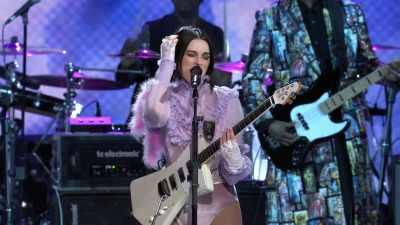 ♪ Do I believe
in me? ♪ - Let's Go Crazy: The Grammy Salute to Prince